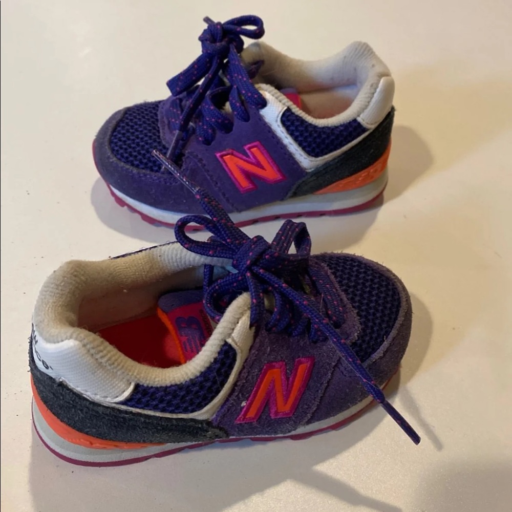 Girls size 5 new balance sneakers.